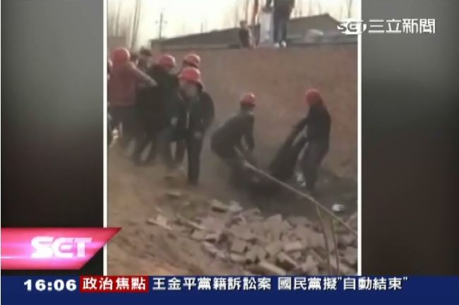 惡質強拆屋！居民爬牆抗議遭扯落地