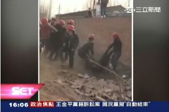 惡質強拆屋！居民爬牆抗議遭扯落地