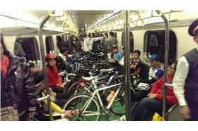 單車塞滿走道／翻攝自網友Andrew Hung臉書