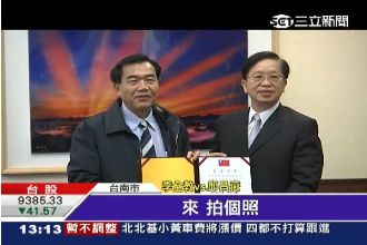 李全教獲頒當選證書　民眾場外怒嗆