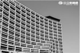 松菸黑白（林敬旻攝）