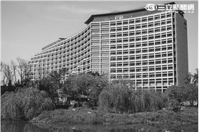 松菸黑白（林敬旻攝）