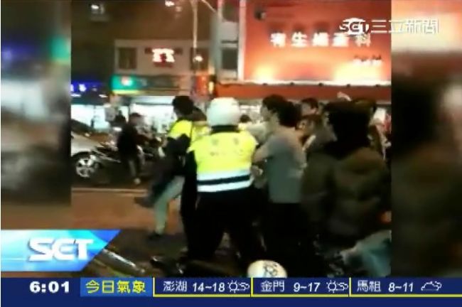 神明怎麼了？警察被宮廟陣頭推倒狂毆