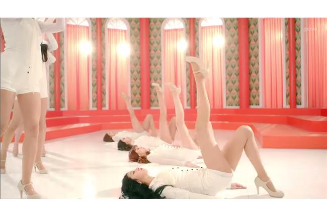 貼地抬美腿太過色情　韓女團MV遭禁