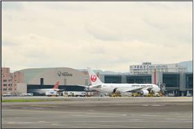 松山機場／https://www.flickr.com/photos/melancholydouglas/14248081491/in/photolist-nH49er-mGmfQ6-aJSyRM-q5ZC7K-nszqEK-p9dyKW-fPXJns-5CbZ8m-aww59R-aww3w4-awyJAo-awyJP3-awyKD5-awyJ3j-aww2m4-awyLD9-aww4Gv-awyMCU-aww5Ti-aww2An-awyH8j-awyGPA-awyHGA-cdoNFy-icuapr-e96tf2-awyGkS-awyFLm-4Eudm8-aww63e-aww5uP-aww6jg-awvXRR-awyEV7-awvWXT-eCLhxv-eCLeM8-eCLp36-eCPwkE-eCPG8q-4Eudmx-4EysMf-4EysLL-cm6maA-eCPEXL-4EysMQ-79A1t5-79A4Cj-eCPBWA-aBvZa1