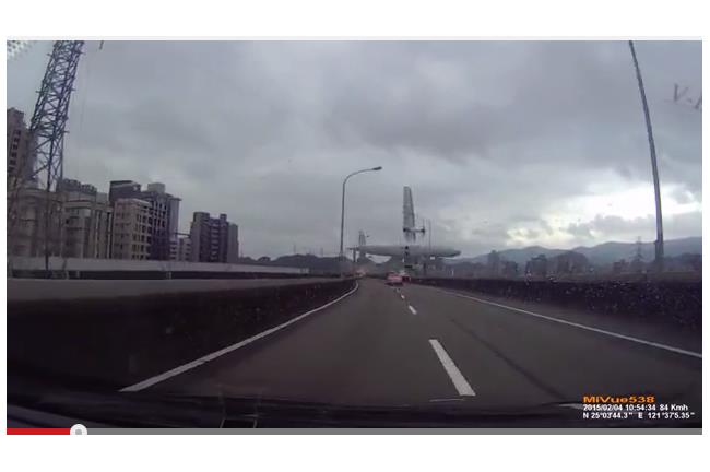 近距離直擊墜機　女驚嚇喊「天啊！」