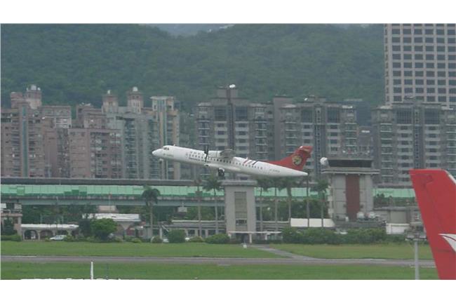 兩難！不起飛就撞牆　機長升空賭一把