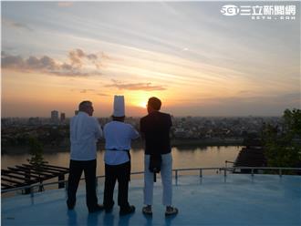 停機坪不停直升機　詹姆士竟用餐在？