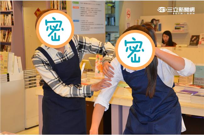 職場實境秀！驚見正妹店長互相按摩？