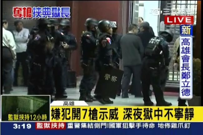 持長槍囚犯現身　與警對峙氣氛緊繃