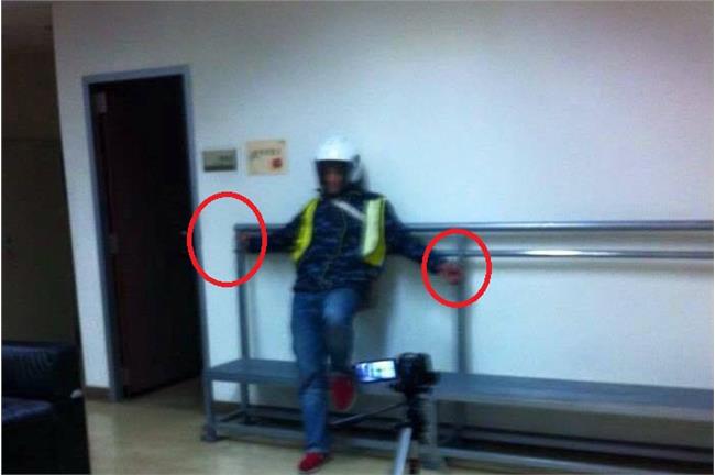 割闌尾志工舉牌　被警方上銬帶走