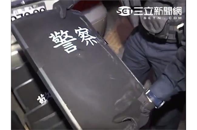 影／與囚犯攻防過程　警員盾牌中彈！