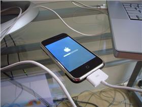 iPhone（Photo Credit：flickr／Scott Schiller）
https://www.flickr.com/photos/schill/969088410/in/photolist-2tCQdS-71jr6U-9fvXxU-7LKXAh-9cFV91-9Rq7zn-24JZX5-iy9fmM-gmVujo-9wzDjY-5QTkKy-bjuhZc-24Pomy-9cFUeq-9gxgfQ-9A6hRm-9cFTPG-PFtcq-4Cf4Az-9RDmZc-21GNjR-9cCLmt-dhBqNw-dfsfrH-h7xJBw-9eFzBZ-hNb78U-8tR1sQ-785Af1-9cFQxE-9d7Hic-9tRA4D-24JZXQ-h7xMb9-9heMYh-7vu4Uq-9daPrW-myRkgv-avHR5C-9cCLzg-7fDyu6-9dBudS-9zrYy7-9H923x-9EYmF5-9dRLoM-69CcAs-3jTaEo-nEs3nh-qztLr3