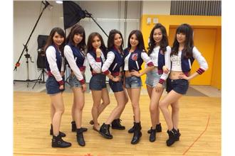 三立美女主播尾牙秀辣腿　纖腰扭啊扭