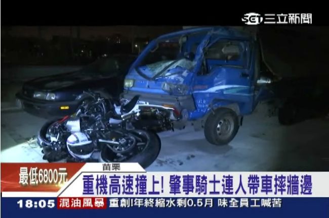重機撞翻小貨車 駕駛枉死騎士重傷