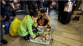 港人抗議水貨客-BBChttp://www.bbc.co.uk/zhongwen/trad/china/2015/02/150212_hongkong_parallel_traders