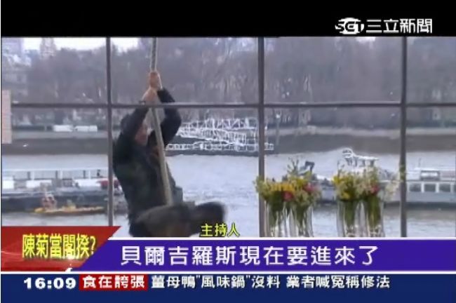 玩很大！英國探險家攀繩破窗錄節目