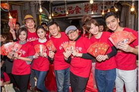 《鐵獅玉玲瓏2》澎恰恰、許效舜迪化街掃街人氣夯 千份紅包袋半小時發光