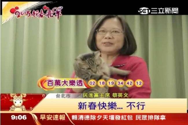 貓奴小英抱貓賀新春　貓主子不領情