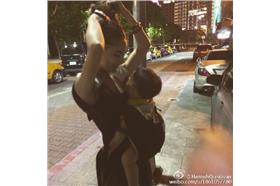 昆凌、抱小孩（翻攝自微博）