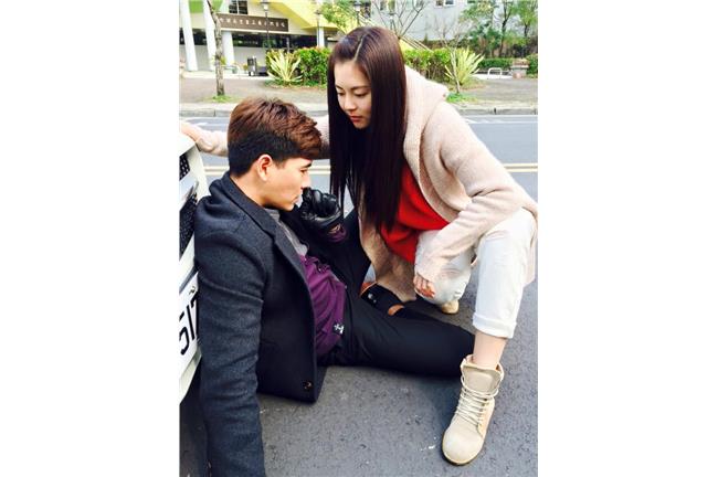 王傳一嚼檳榔耍痞　躺地板玩壁咚好嗨