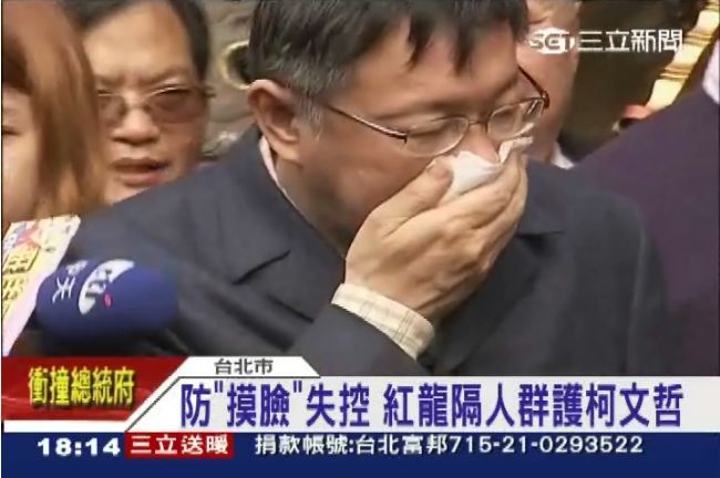 柯文哲發紅包　民眾拖著行李也要搶