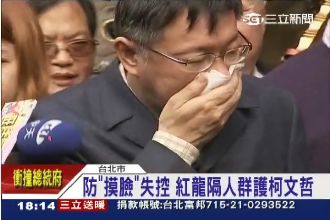 柯文哲發紅包　民眾拖著行李也要搶