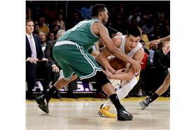 林書豪（右）擺脫低潮，打出好表現。（圖／美聯社／達志影像）