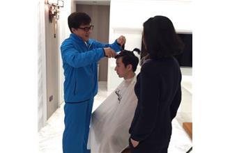 裸捐近百億財產？成龍改口全給房祖名