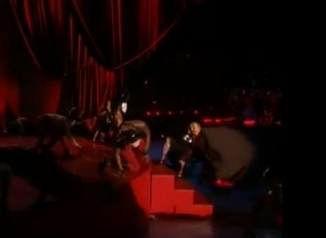 直擊／天后獻唱從舞台摔下　全場驚呼