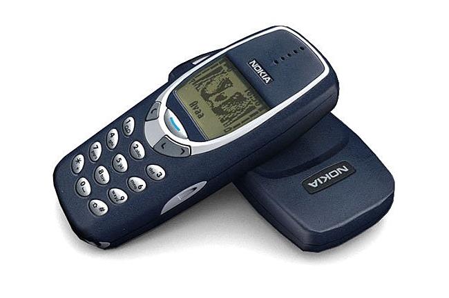 女子拿「3310」塞下體　竟拔不出