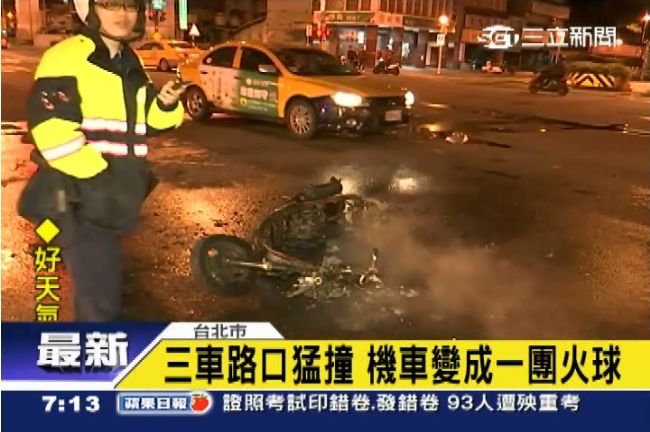 計程車疑搶快闖紅燈　機車變「火球」