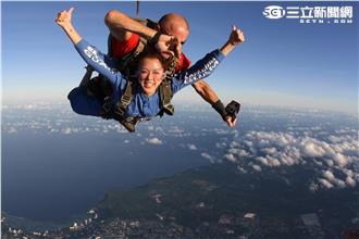 馮媛甄拉老詹在一萬四千英呎高空圓夢