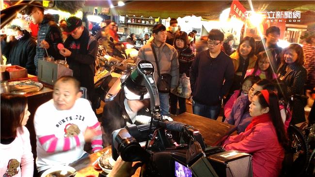 鄭志偉、陳曉菁逛夜市　遇醉漢攪局？