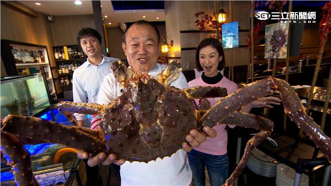 親密接觸！鄭志偉戴蛙鏡抓帝王蟹？