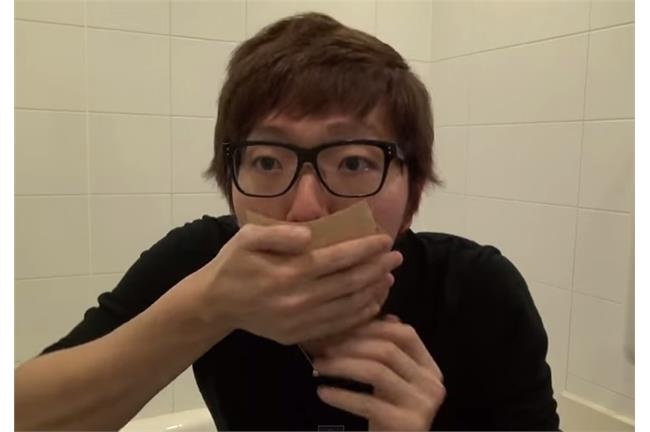 媽媽呀～當可樂和曼陀珠一起放嘴裡…