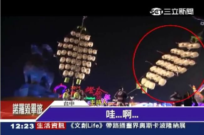 賞燈驚聲尖叫！竿燈秀兩度砸觀眾群