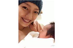 紀文蕙與寶寶合照(翻攝自紀文蕙臉書)