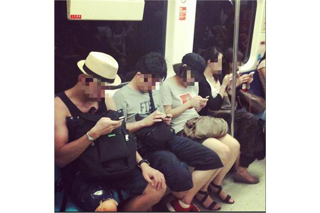 淡忘傷痛！捷運族一如往常滑手機