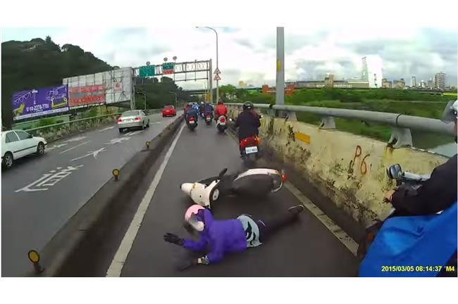 女騎士莫名摔車　網友影片還原也不懂