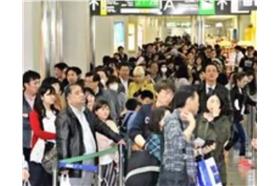 那霸機場旅客受阻／翻攝youtube