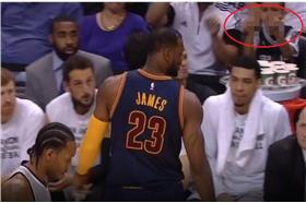 lbj被比中指(ap和截圖)