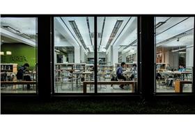  University Library（圖／Flickr_Matthias Ripp：https://www.flickr.com/photos/56218409@N03/15980295568/in/photolist-qm8c8o-iPSpoP-8LTb5G-7tN7bg-4sXZSf-6R11Hz-eUa8dS-9YoSQg-5F3i5e-qTnPi9-qg57UE-n1pmiX-6DuJiL-8vu54S-jbZUWg-cxruph-f9tDTN-pYNBPD-5EjB8V-3i6i1d-q24kVJ-7soCSU-97keFD-47yHik-4jsBbG-G3hG4-qKag5o-8VVtiN-47Qm7t-e7ZS59-pL1EUy-7XbRYa-8UNGjv-6WQHr8-aZUoun-jzh8cM-8Ynoar-6F1vzG-qLNJBa-pNby53-nLndH-ba6v6n-pn88qR-8GUYJ5-4r6ViX-abFr6g-53FP23-6Kw9tu-ozMe32-nxwnMZ）

