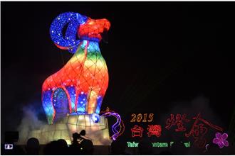 外媒誇燈會：沒雲霄飛車的迪士尼樂園