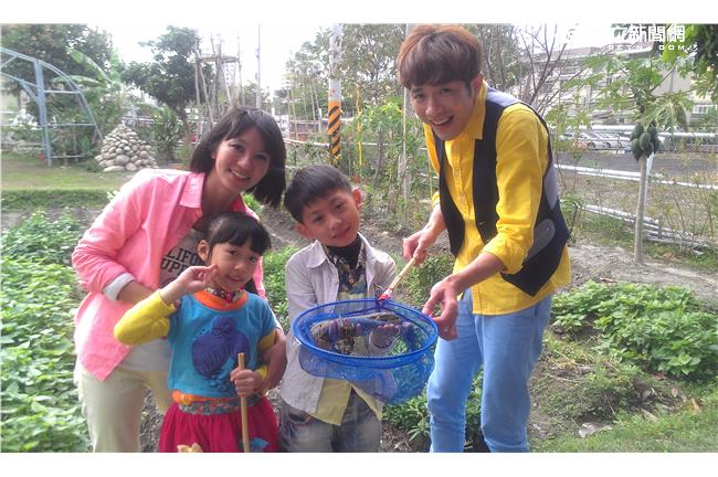 守護神重現田間 　蕭閎仁用歌聲膜拜