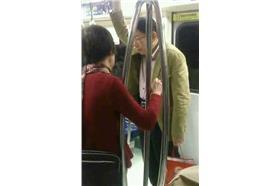 柯文哲搭捷運／翻攝批踢踢