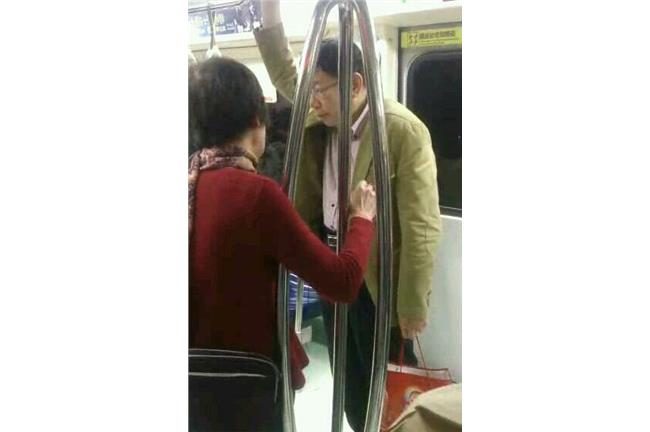 捷運偶像劇　柯文哲「壁咚」紅衣嬤？