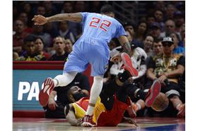 哈登被爆摔(AP,截圖)