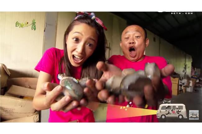 三大美女相伴　鄭志偉樂擁美食、美女