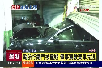 賓士撞進輪胎行　駕駛棄車落跑